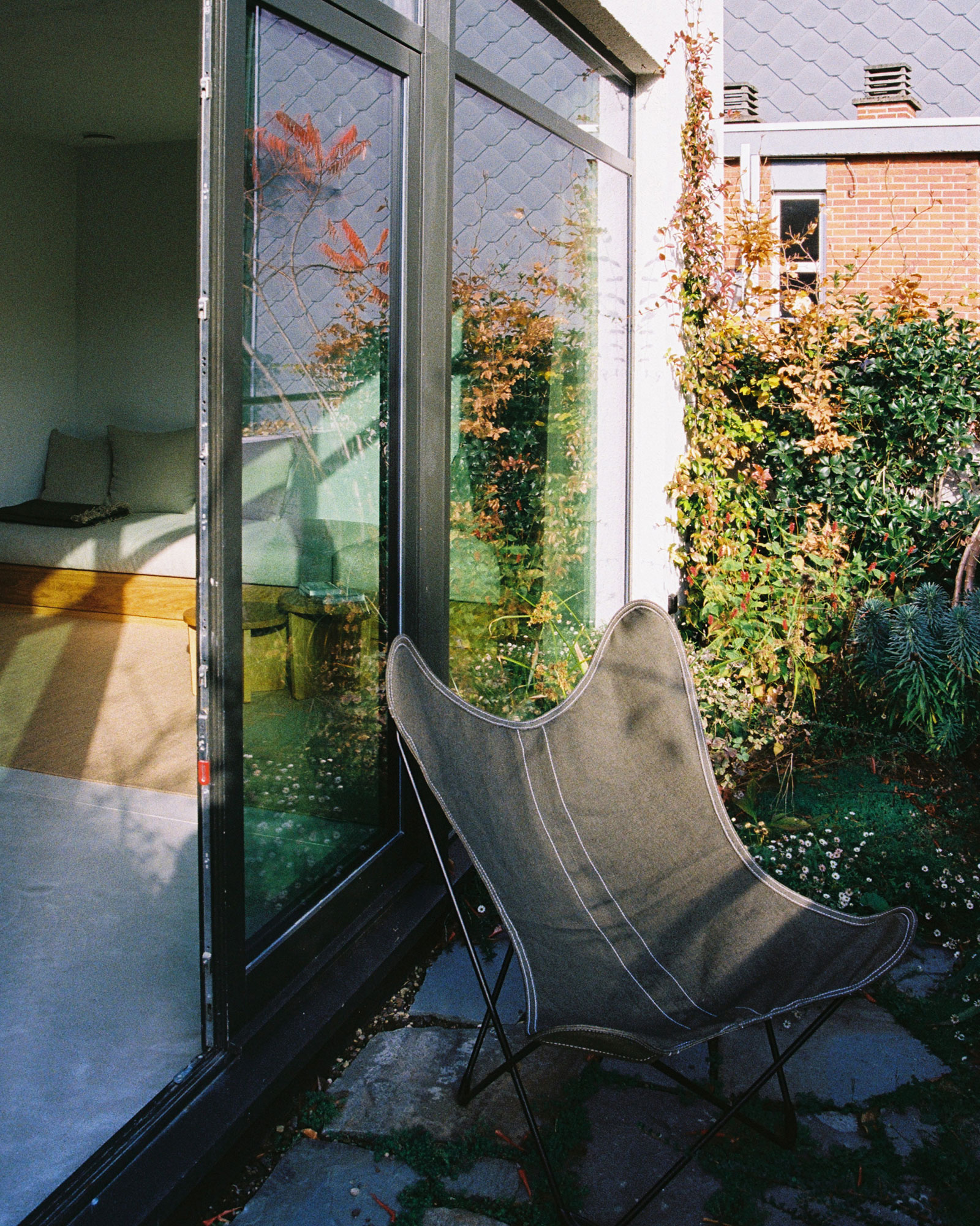 bautier-apartments_apartment_Bruxelles-belgium_cote-jardin-exterior-chair.jpg