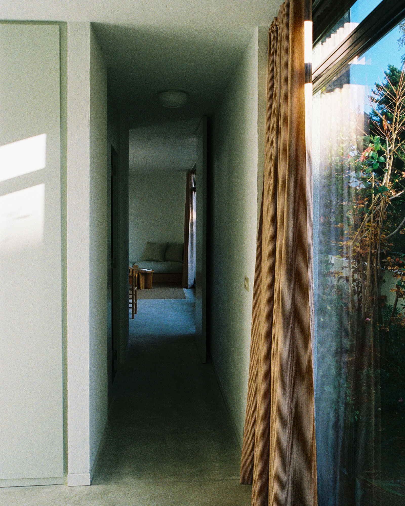 bautier-apartments_apartment_Bruxelles-belgium_cote-jardin-interior-aisle.jpg