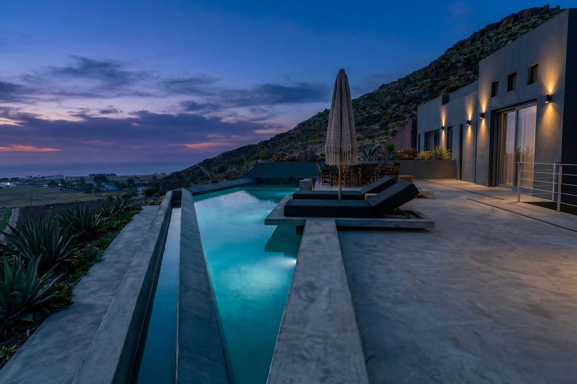 anzo-villas_villa_santorini-greece_triangle-art-villa_exterior-night.jpg