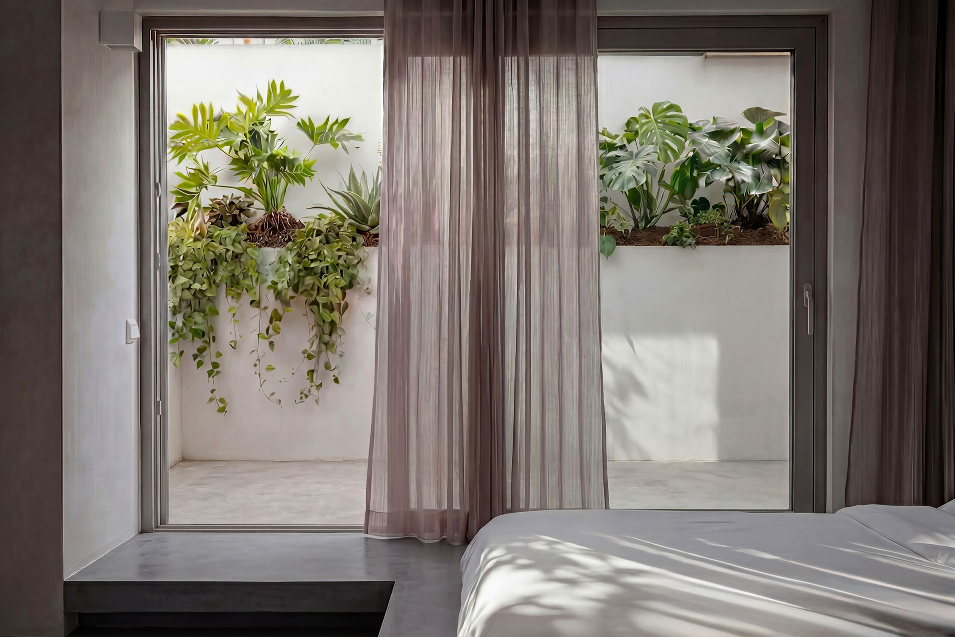 anzo-villas_villa_santorini-greece_secret-garden-villa_interior-bedroom.jpg