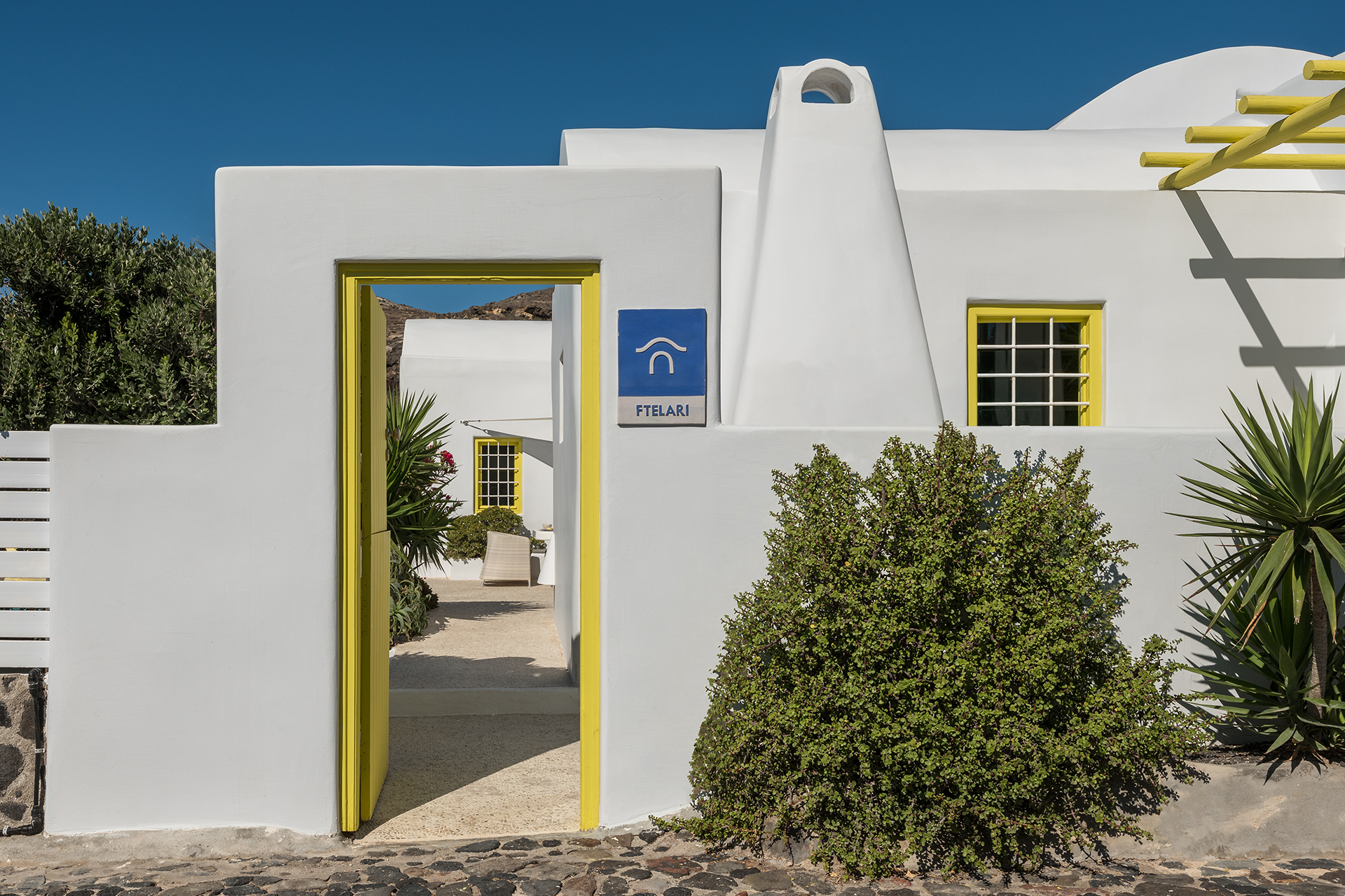 ftelari-villa_villa_oia-santorini-greece_exterior-entrance.jpg