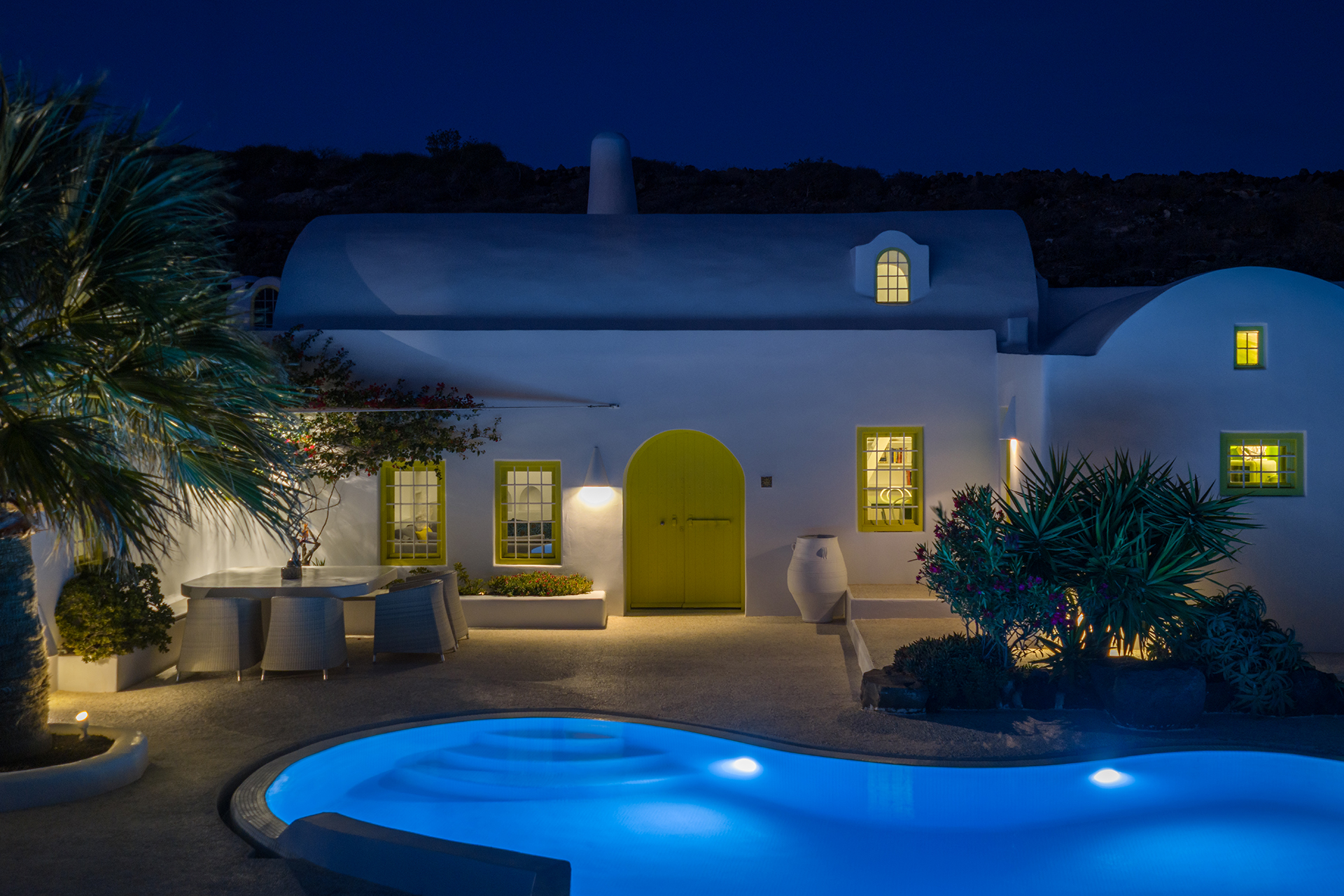ftelari-villa_villa_oia-santorini-greece_exterior-facade-night.jpg
