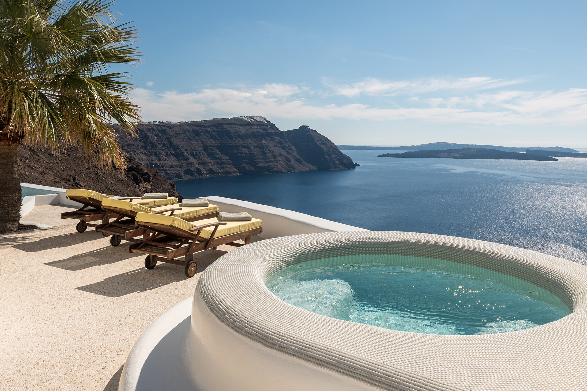 ftelari-villa_villa_oia-santorini-greece_exterior-jacuzzi.jpg