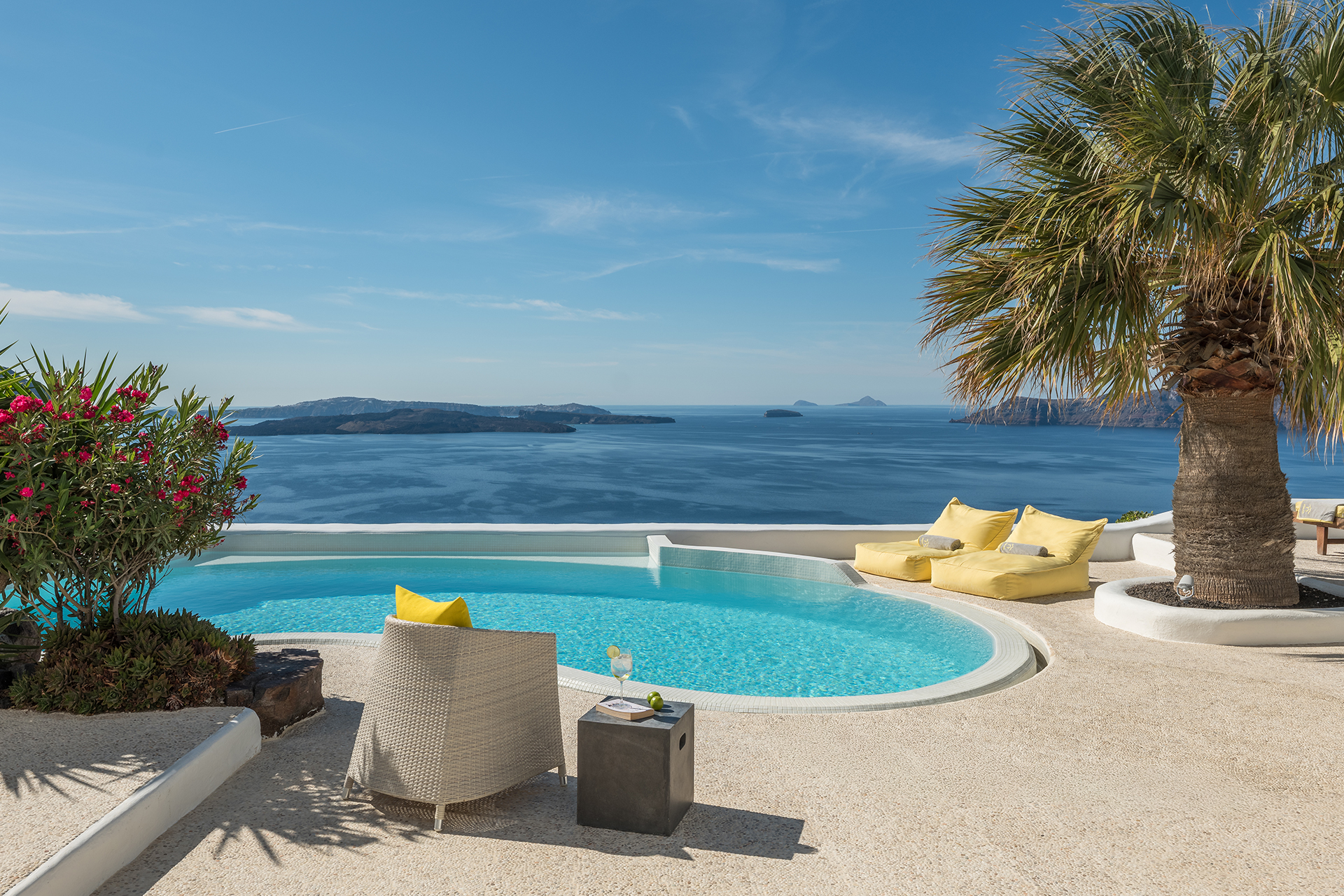 ftelari-villa_villa_oia-santorini-greece_exterior-pool.jpg