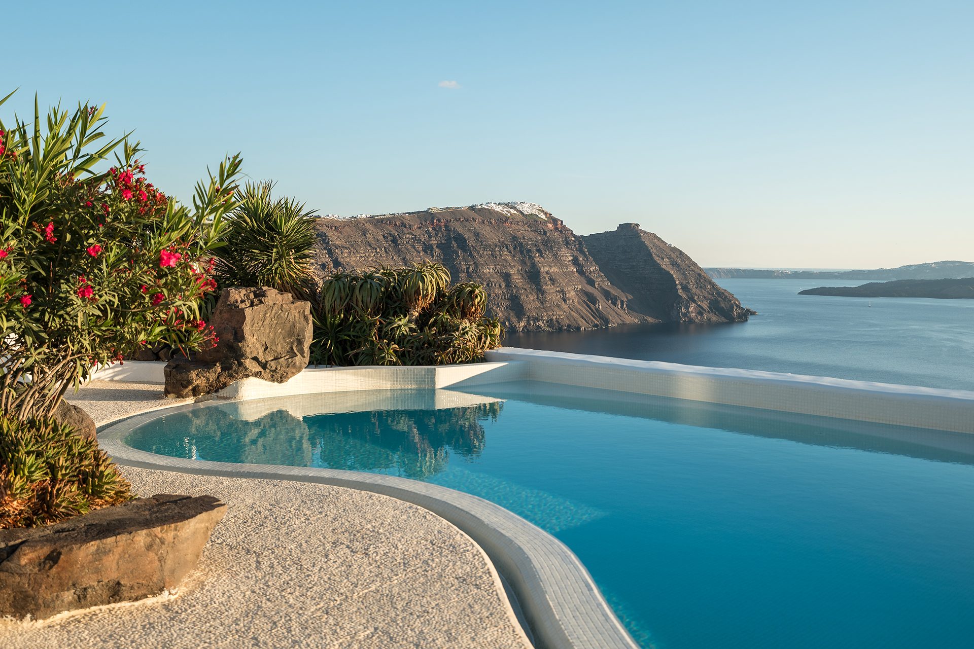 ftelari-villa_villa_oia-santorini-greece_exterior-pool-design-view.jpg