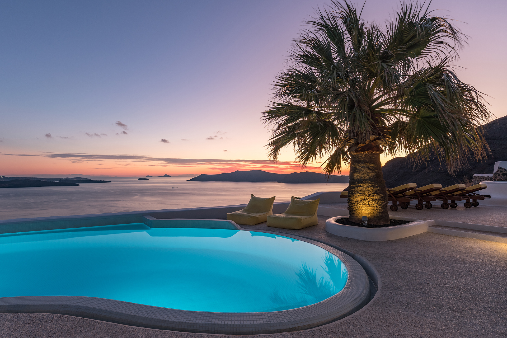 ftelari-villa_villa_oia-santorini-greece_exterior-pool-night.jpg