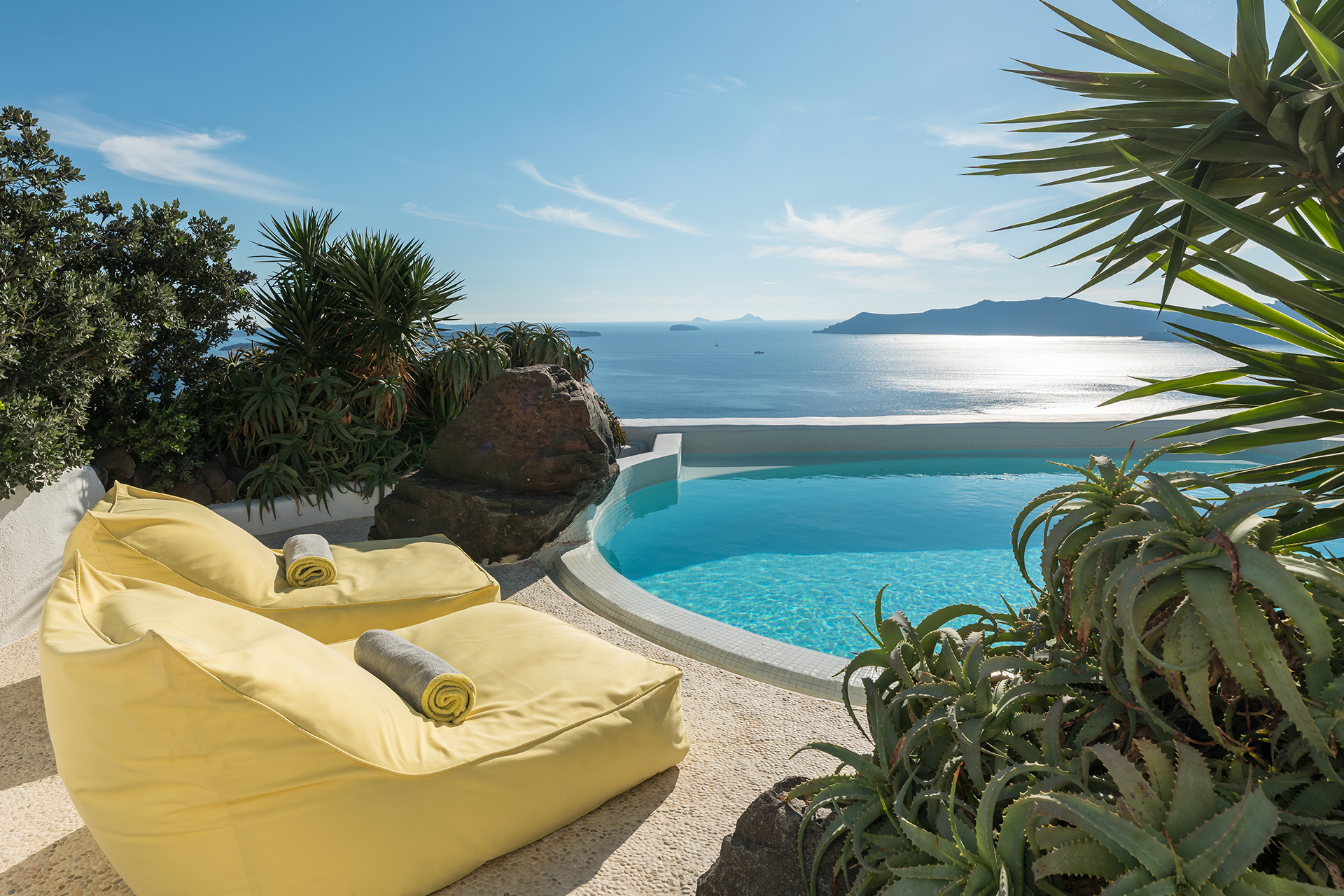 ftelari-villa_villa_oia-santorini-greece_exterior-pool-view.jpg
