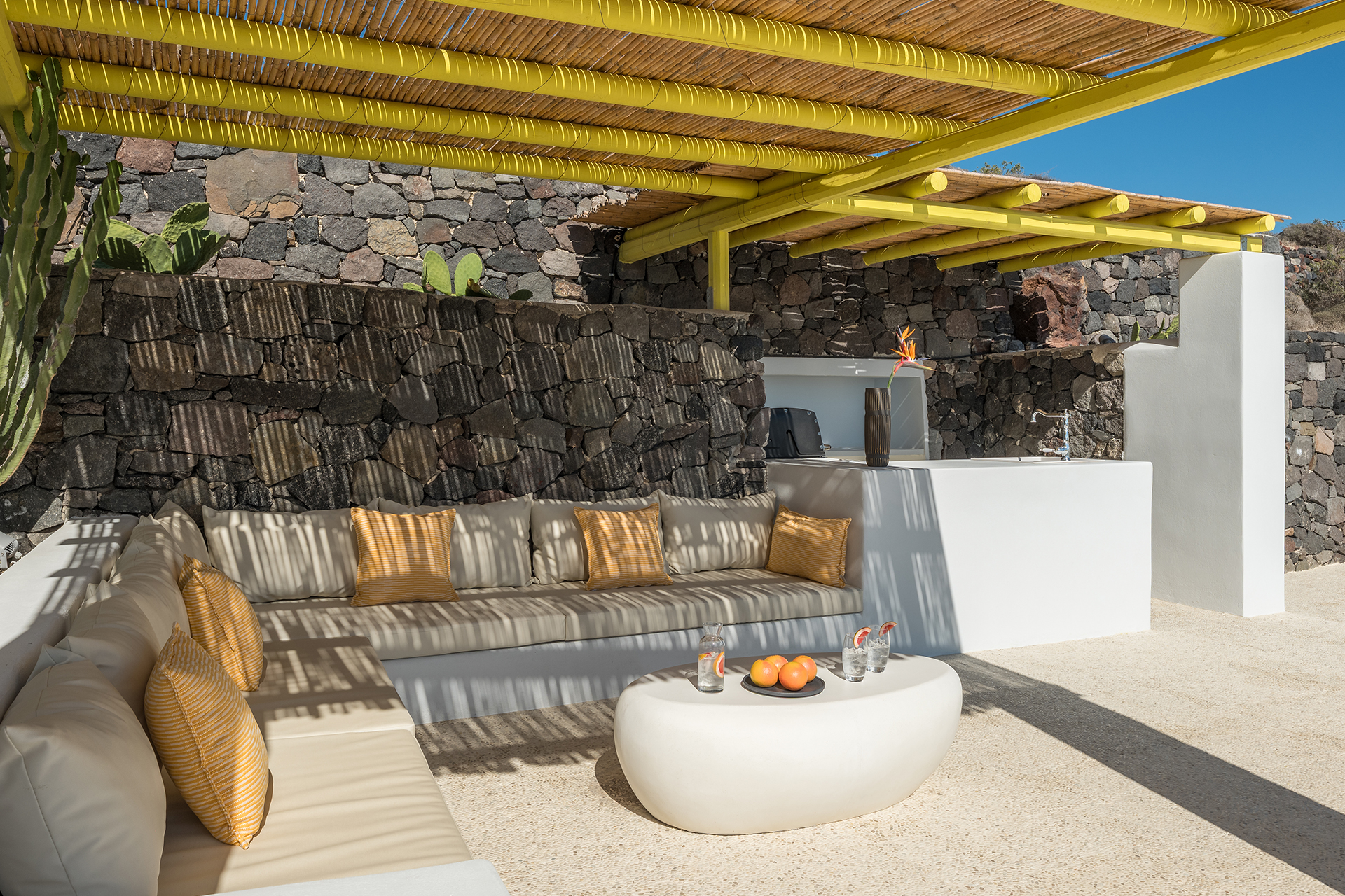 ftelari-villa_villa_oia-santorini-greece_exterior-terrace.jpg