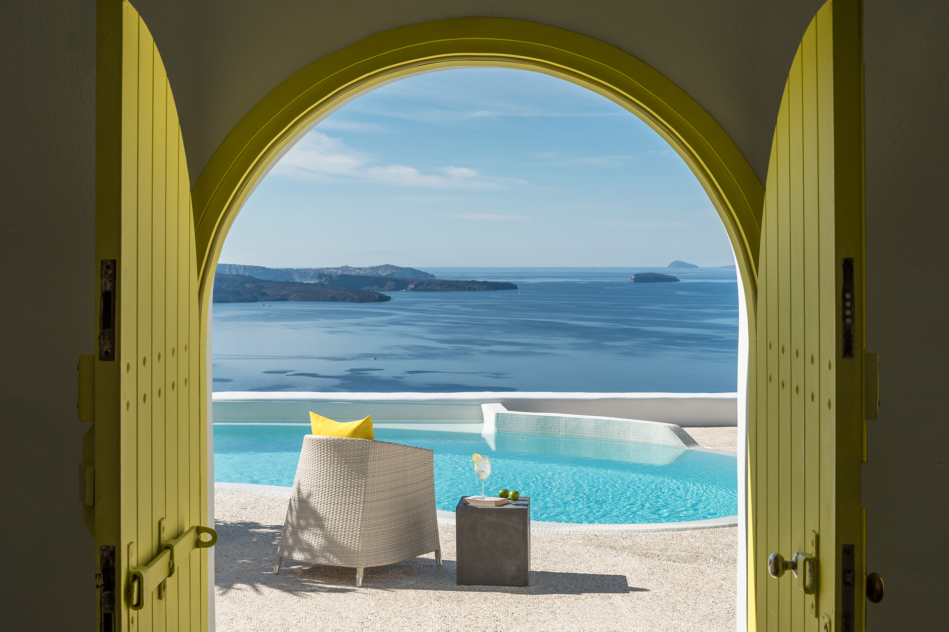 ftelari-villa_villa_oia-santorini-greece_exterior-view.jpg