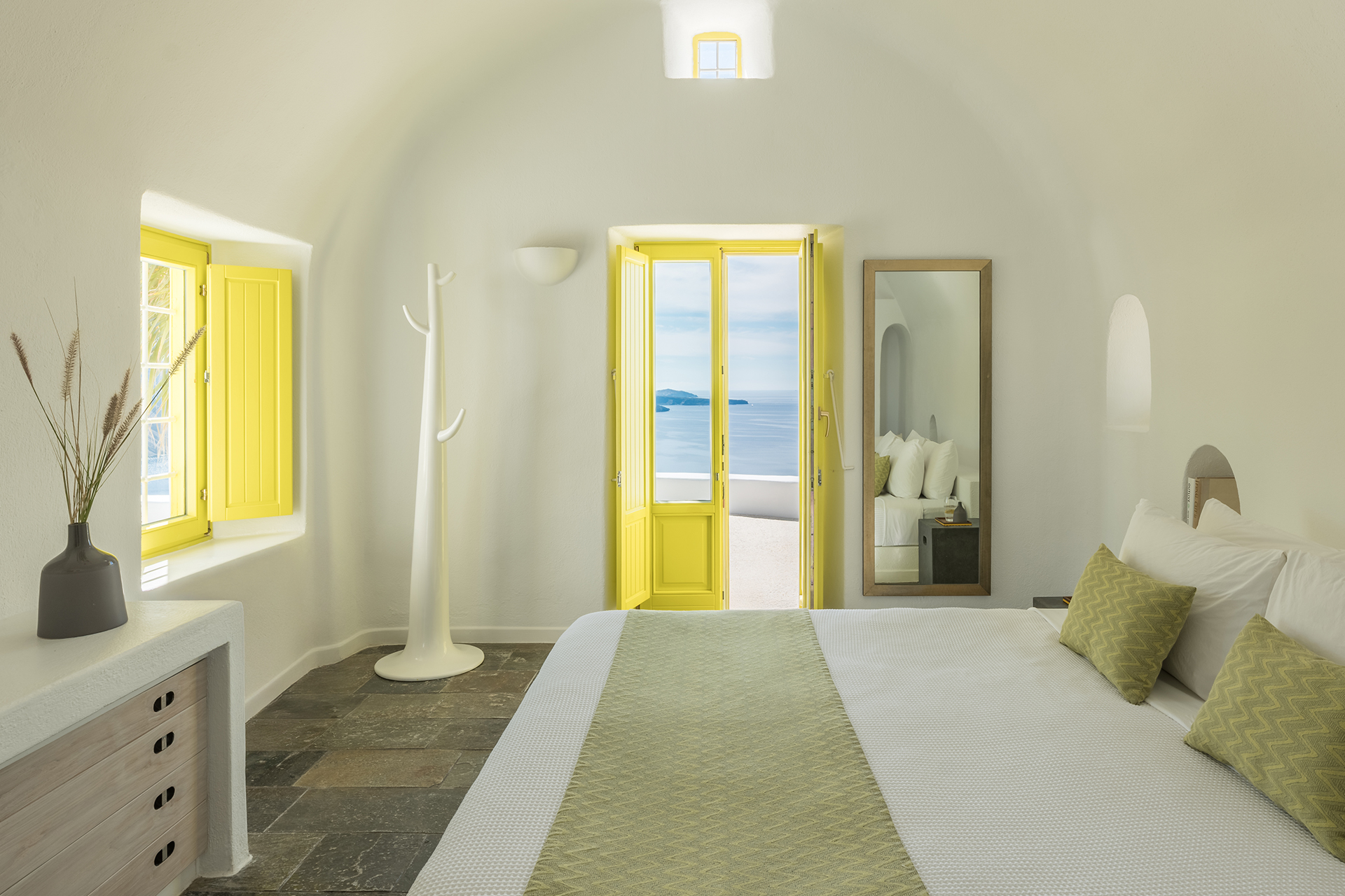 ftelari-villa_villa_oia-santorini-greece_interior-bedroom-view.jpg