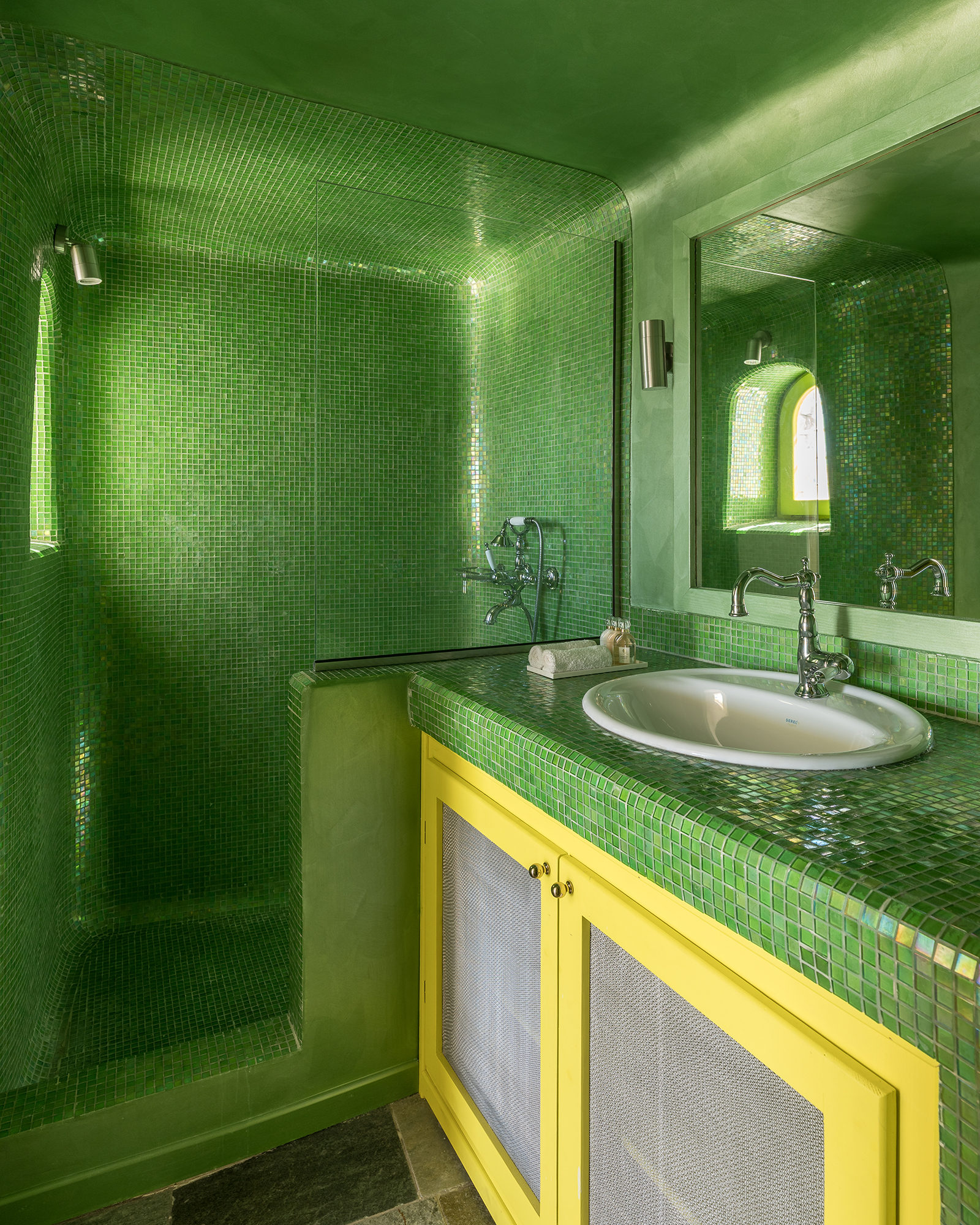 ftelari-villa_villa_oia-santorini-greece_interior-green-bathroom.jpg