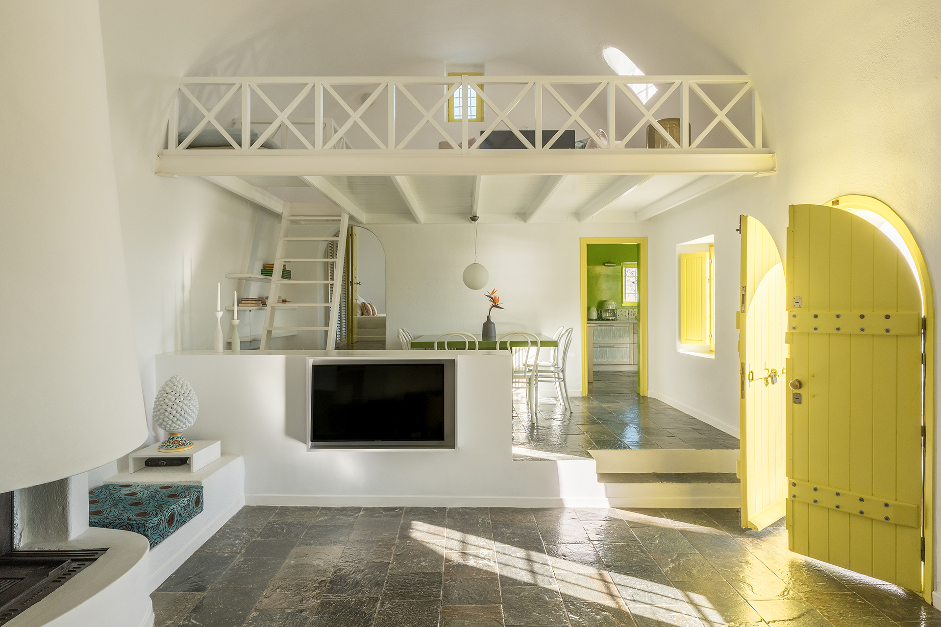 ftelari-villa_villa_oia-santorini-greece_interior-space.jpg