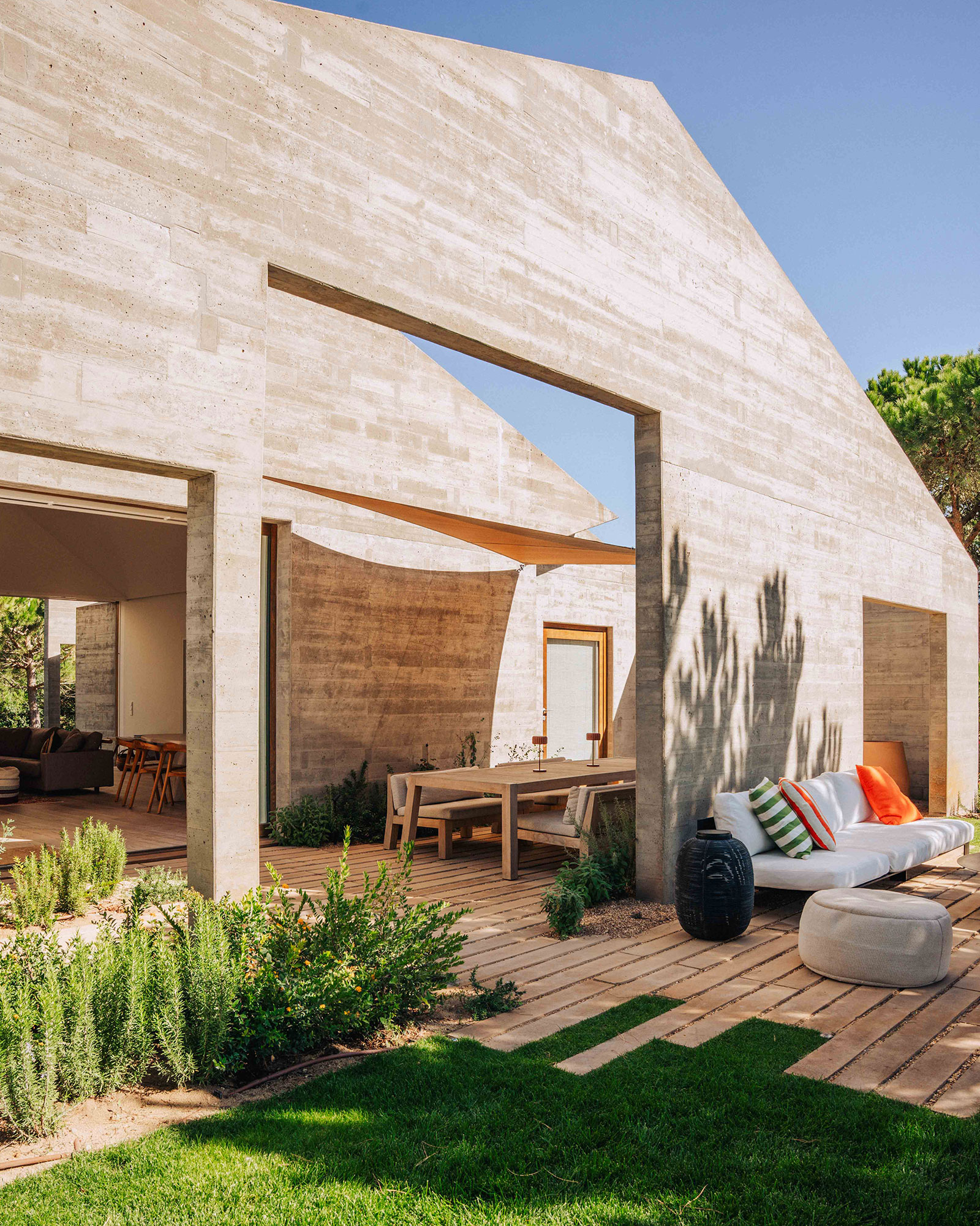 casa-atlantica_beachhouse_melides-portugal_exterior-facade-detail.jpg