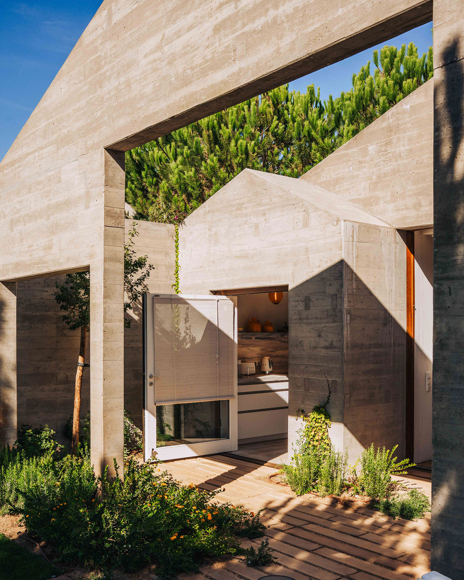 casa-atlantica_beachhouse_melides-portugal_exterior-terrace-facade.jpg