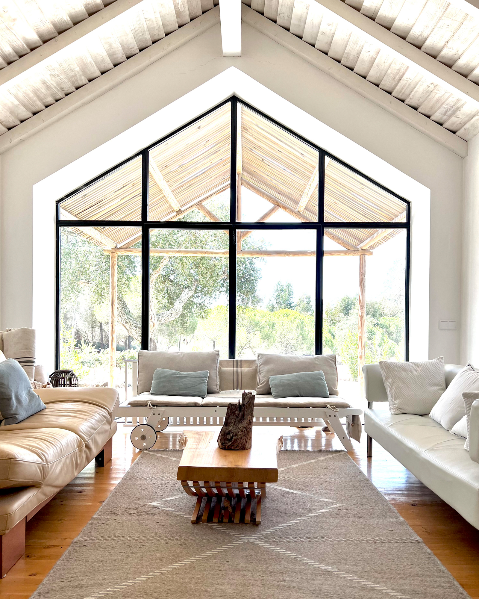 latitude_beachhouse_portugal_interior-1708971839437.jpg