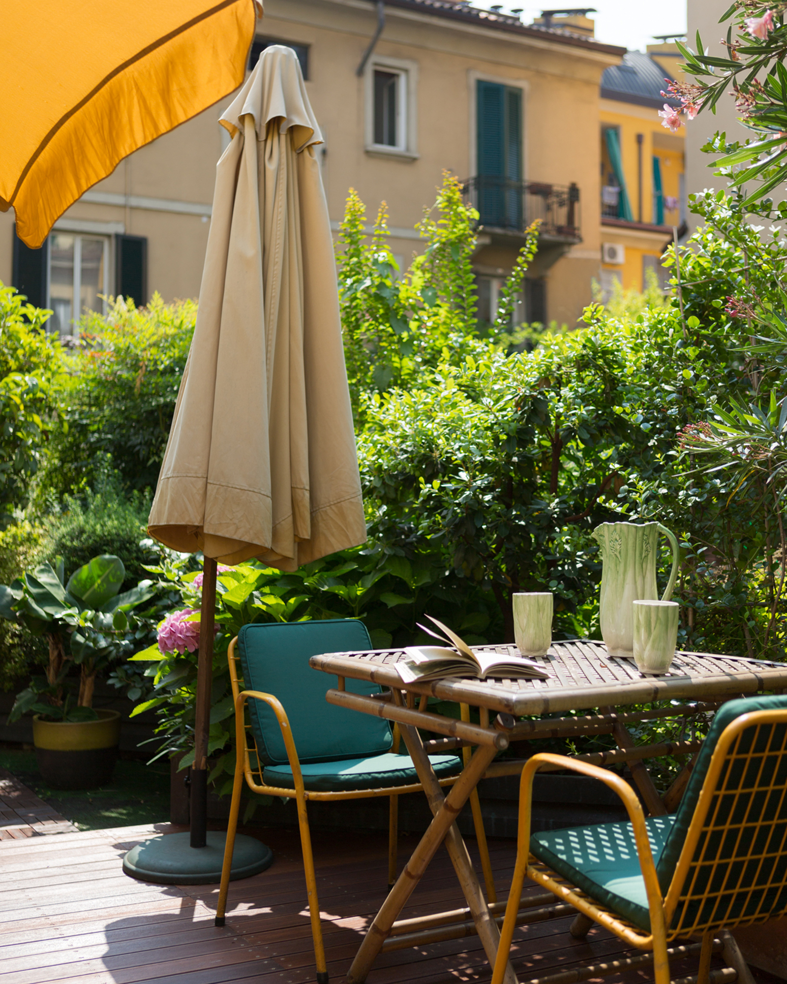 la-favia-milano_small-hotel_milano-italy_exterior-table.jpg