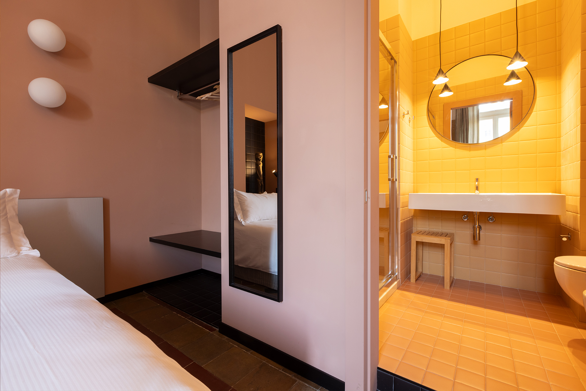 la-favia-milano_small-hotel_milano-italy_interior-bed.jpg