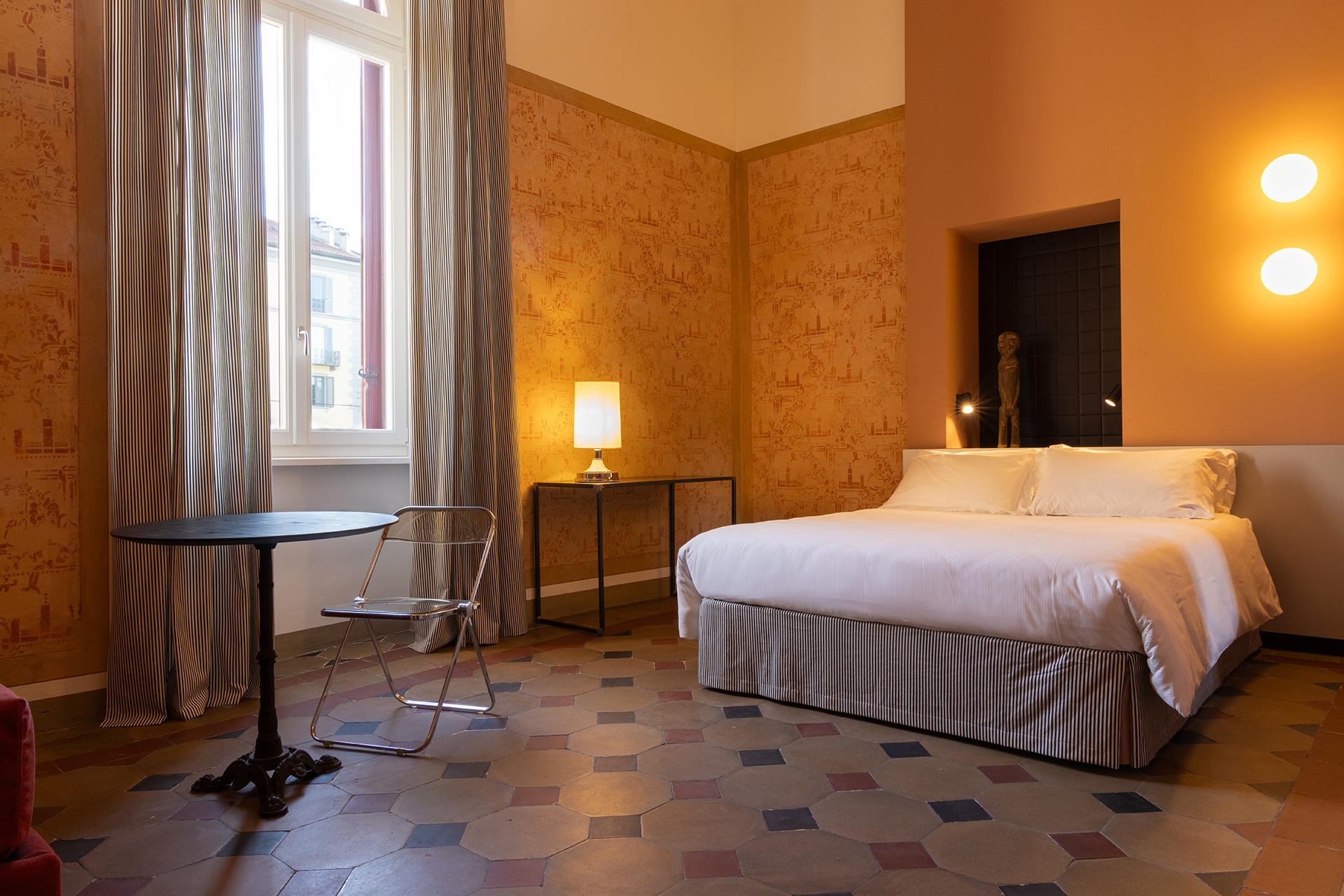la-favia-milano_small-hotel_milano-italy_interior-bedroom-orange.jpg