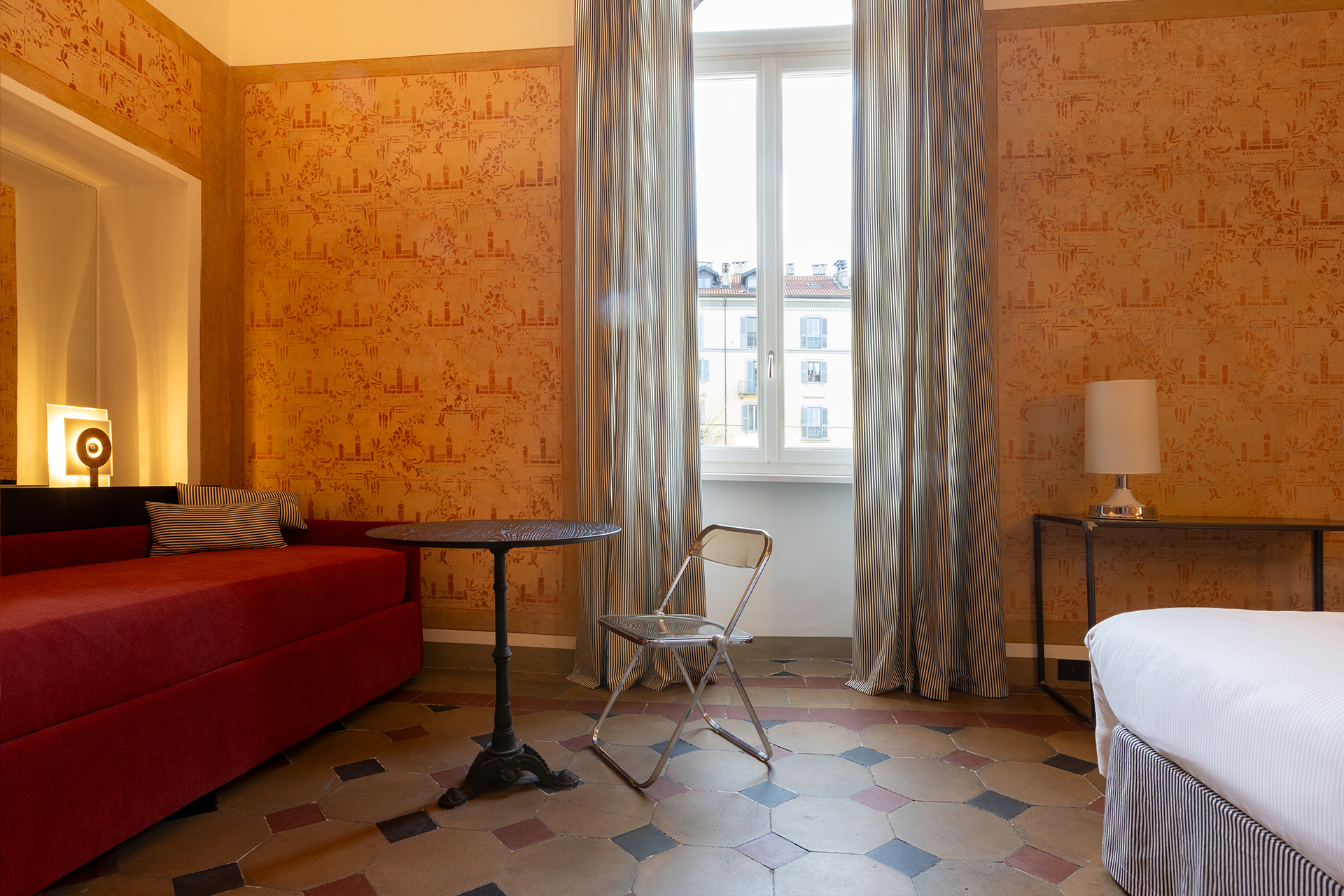 la-favia-milano_small-hotel_milano-italy_interior-bedroom-orange-design.jpg