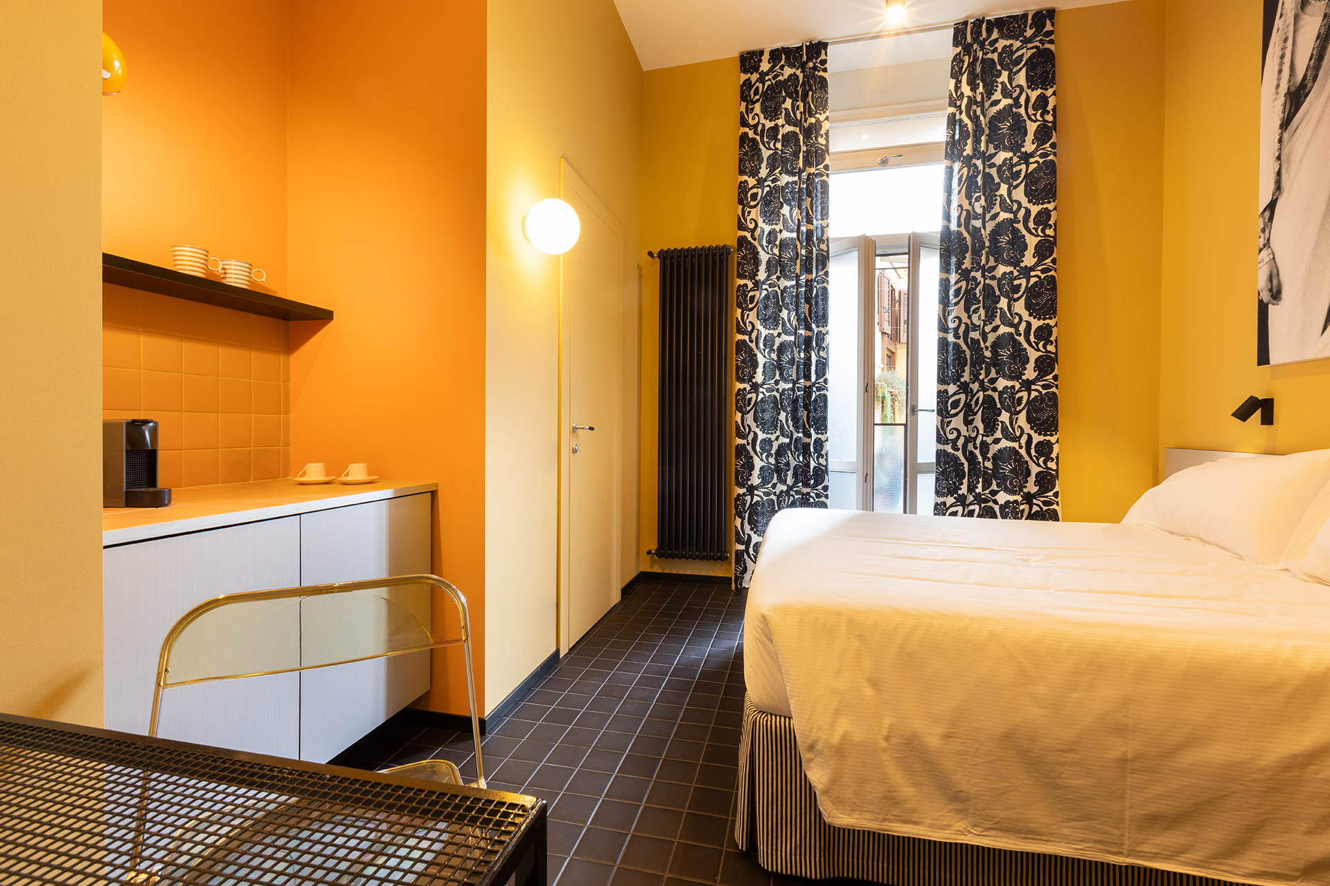 la-favia-milano_small-hotel_milano-italy_interior-bedroom-yellow.jpg