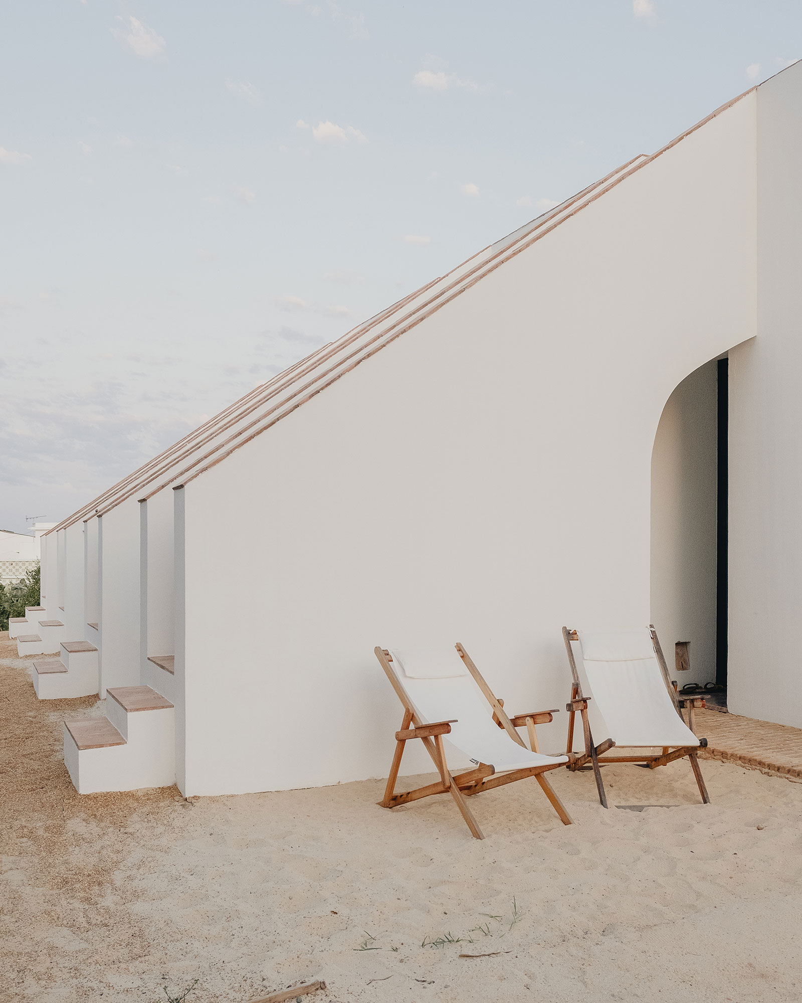 casa-modesta_small-hotel_faro-portugal_exterior-chairs.jpg