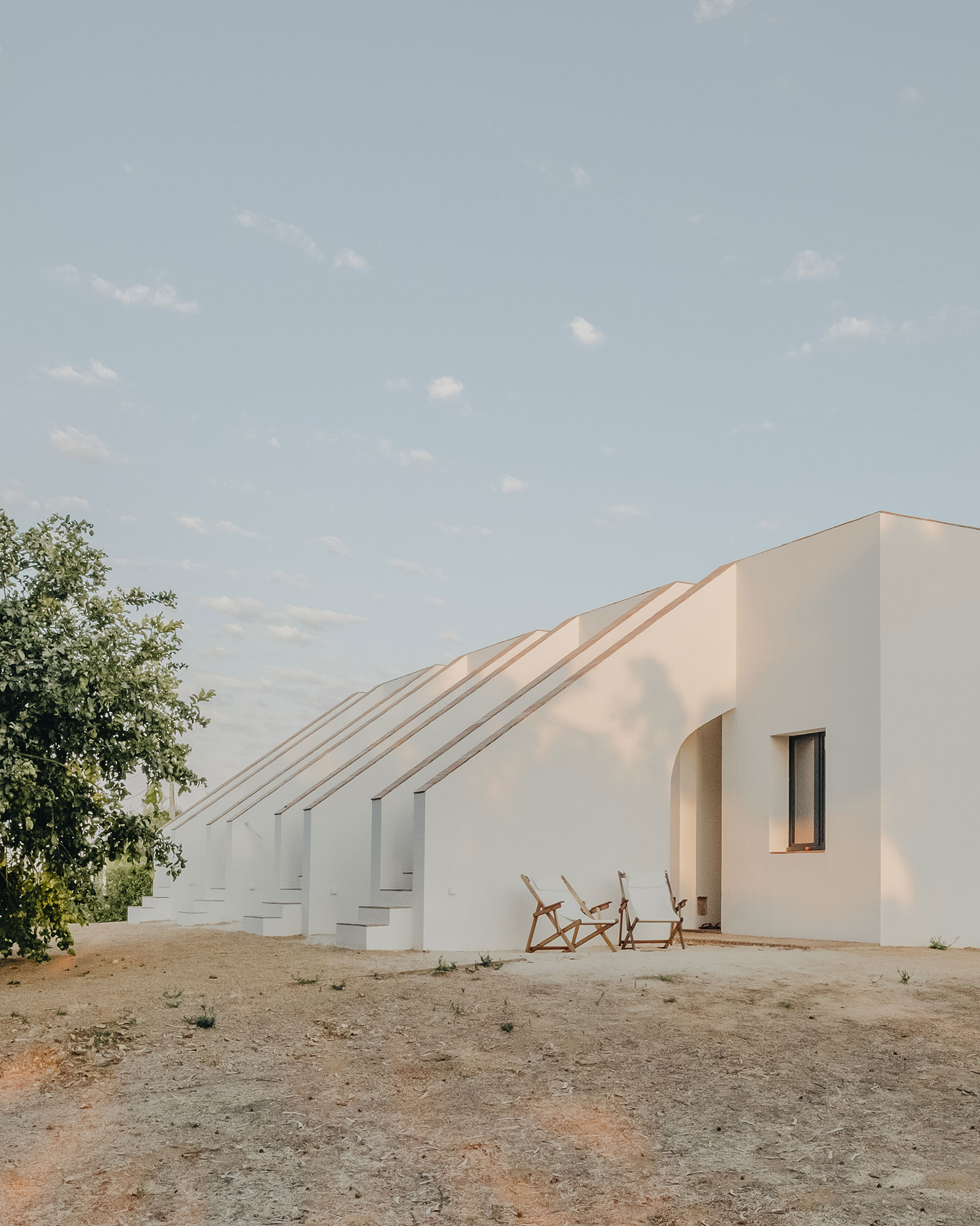 casa-modesta_small-hotel_faro-portugal_exterior-chairs-space.jpg