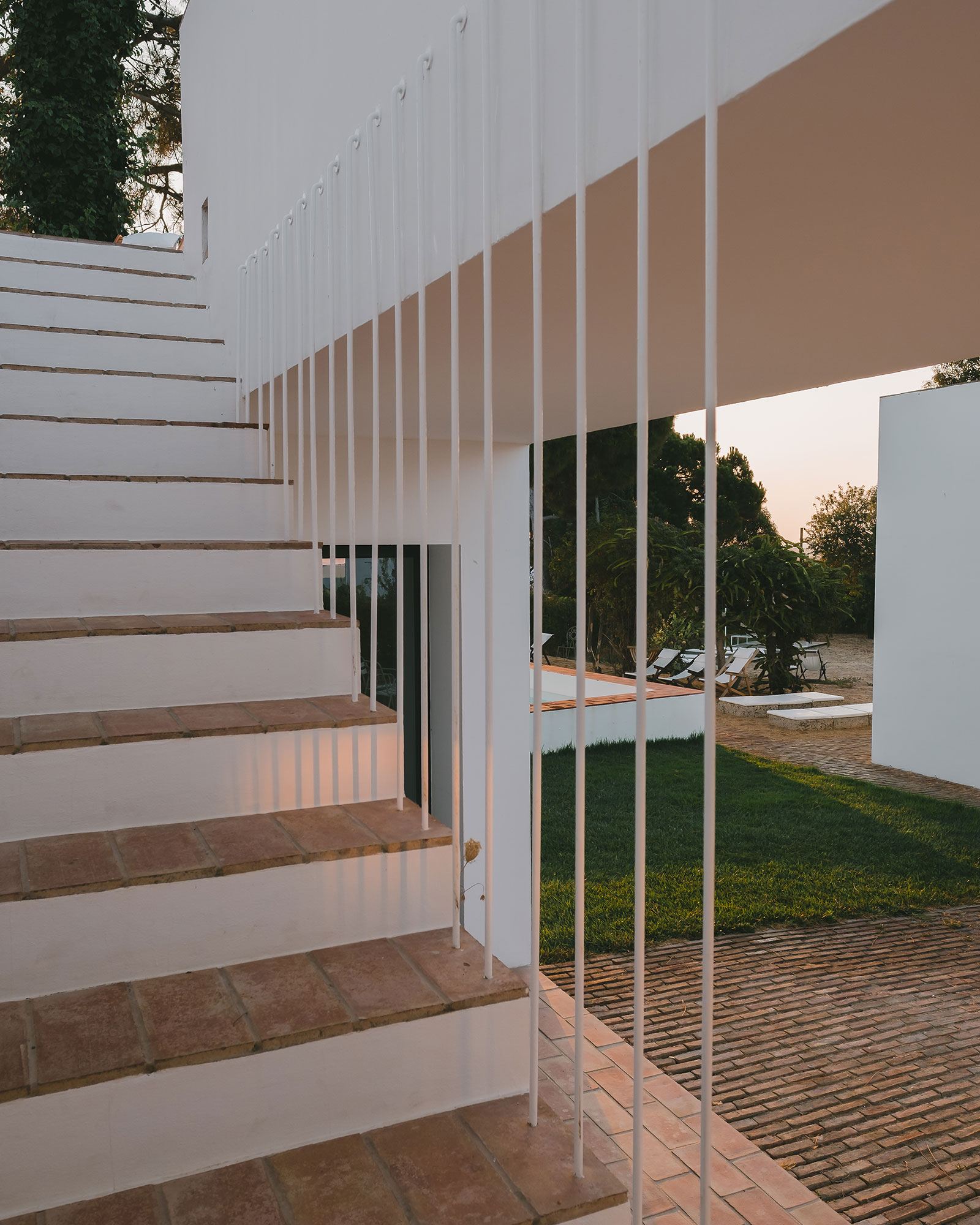 casa-modesta_small-hotel_faro-portugal_exterior-detail-facade.jpg