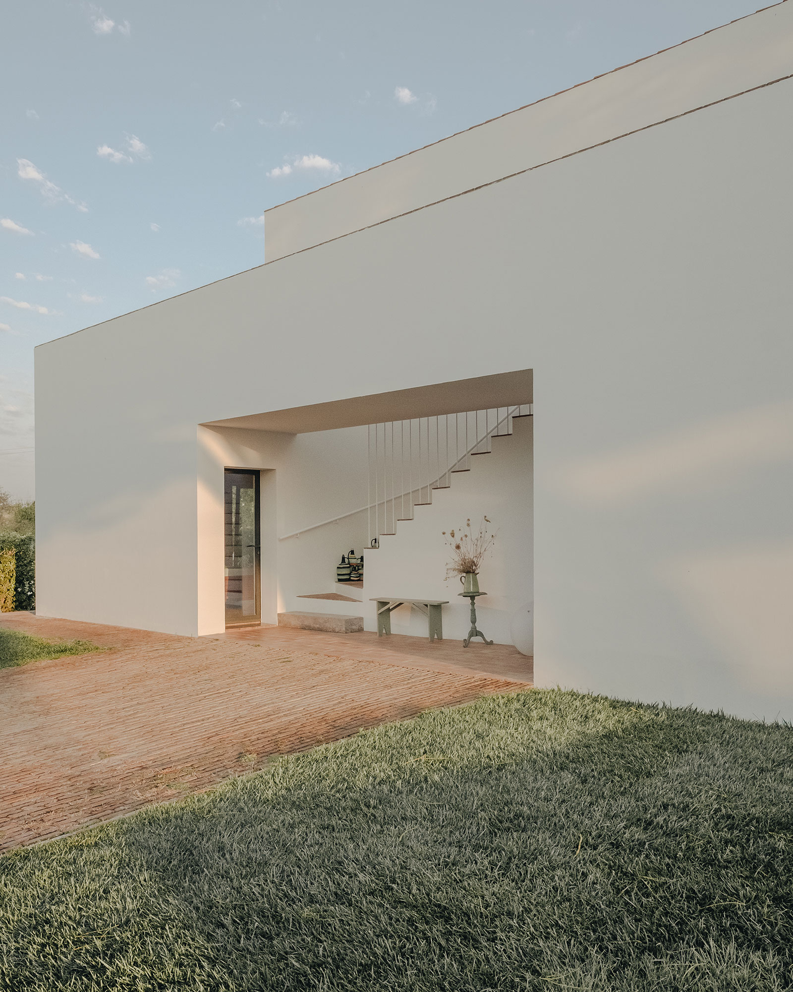 casa-modesta_small-hotel_faro-portugal_exterior-facade-detail.jpg