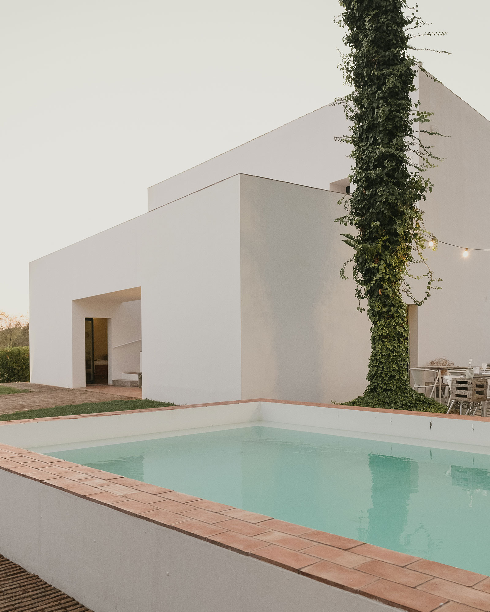 casa-modesta_small-hotel_faro-portugal_exterior-facade-pool.jpg