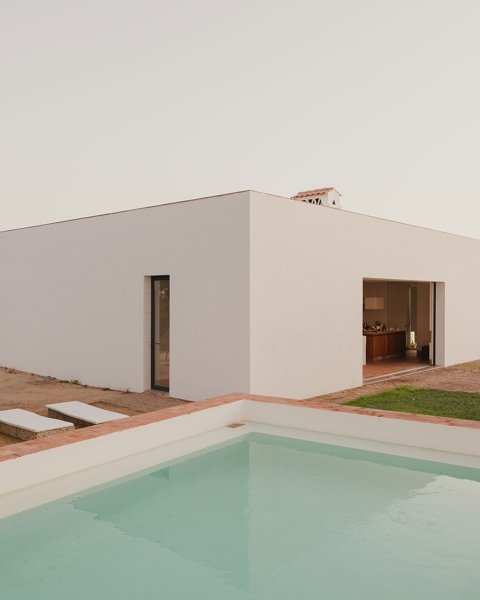 casa-modesta_small-hotel_faro-portugal_exterior-pool-space.jpg