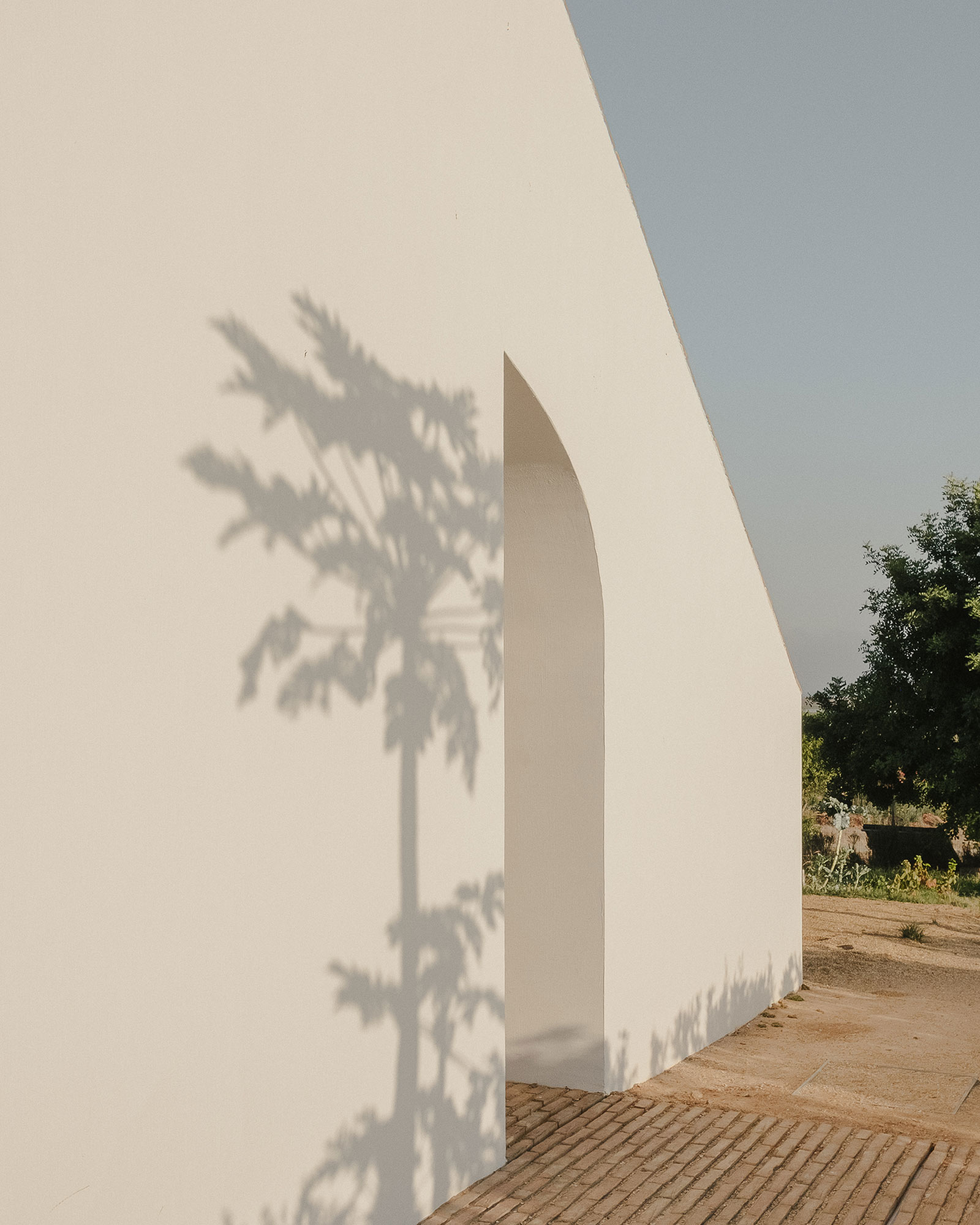 casa-modesta_small-hotel_faro-portugal_exterior-shadow.jpg