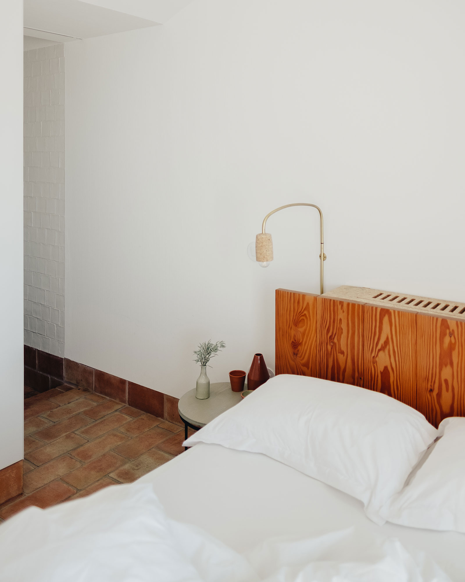 casa-modesta_small-hotel_faro-portugal_interior-bed.jpg