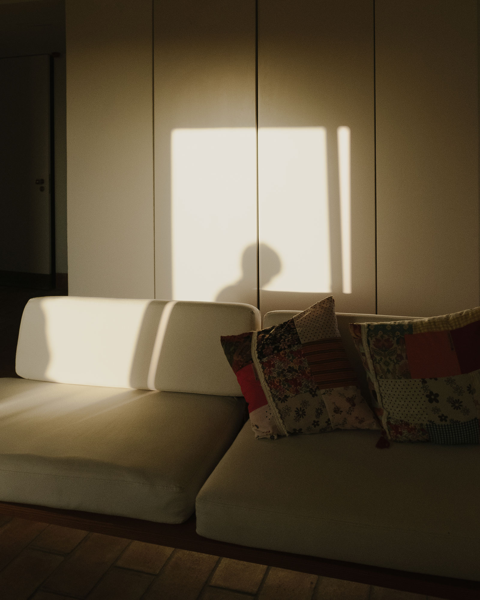 casa-modesta_small-hotel_faro-portugal_interior-shadow.jpg