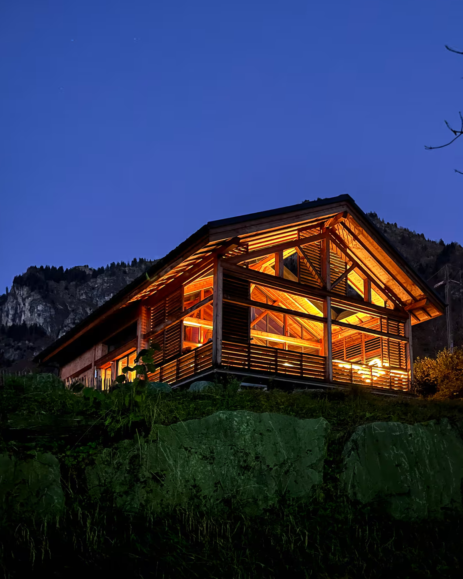 chalet-chamonix_chalet_Auvergne-Rhône-Alpes-france_exterior-night.jpg