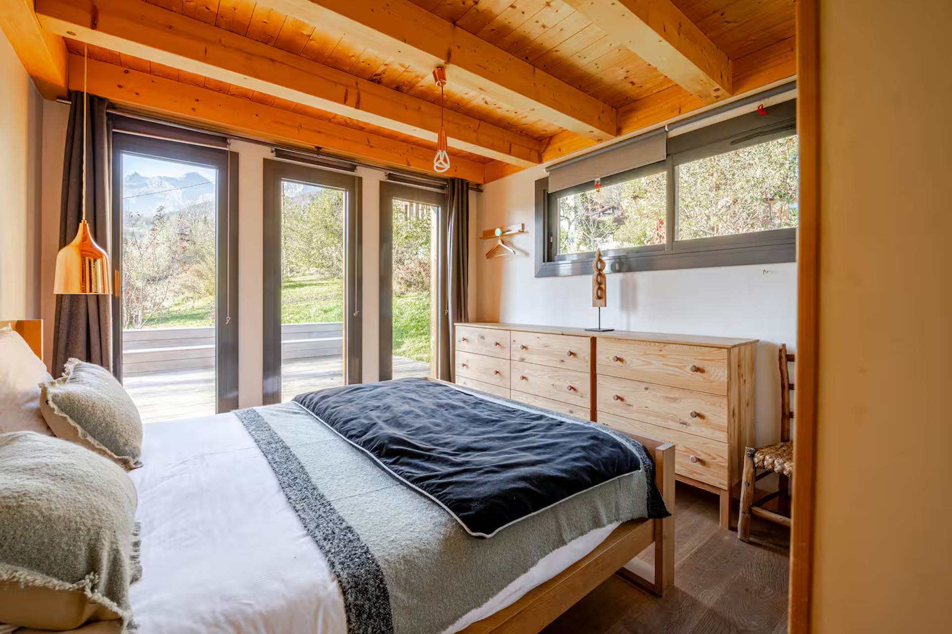 chalet-chamonix_chalet_Auvergne-Rhône-Alpes-france_interior-bedroom.jpg