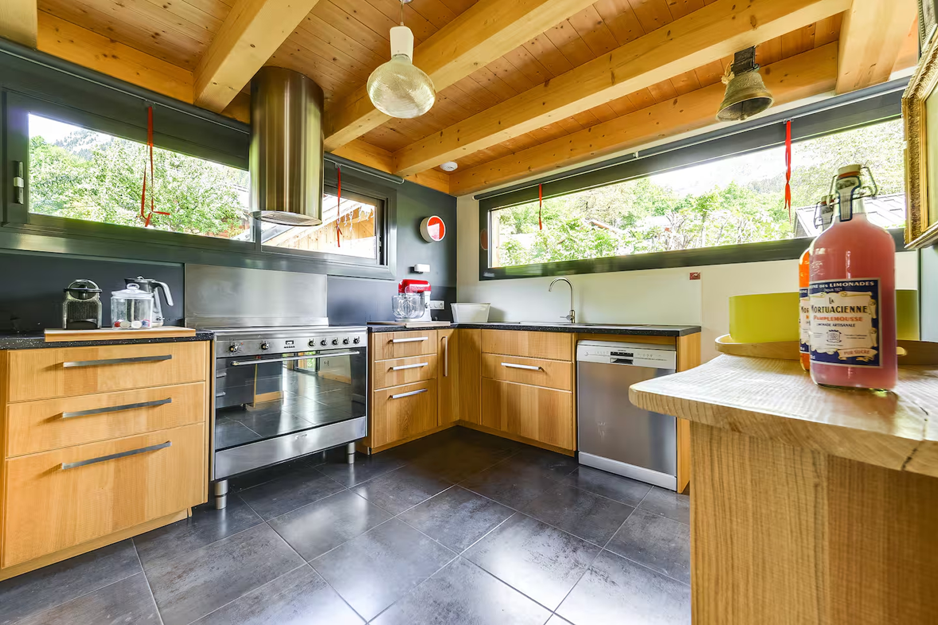 chalet-chamonix_chalet_Auvergne-Rhône-Alpes-france_interior-kitchen.jpg