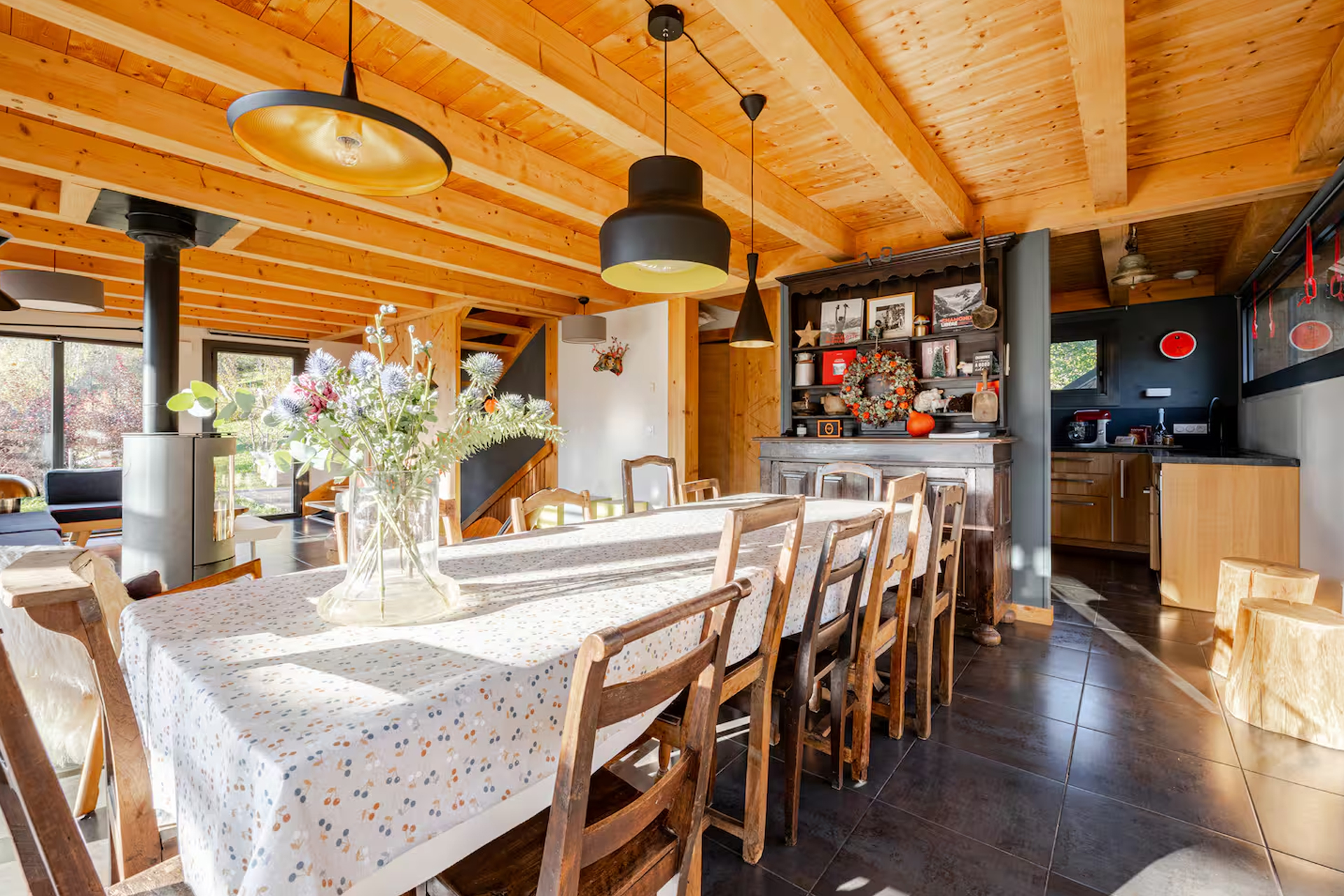 chalet-chamonix_chalet_Auvergne-Rhône-Alpes-france_interior-table.jpg