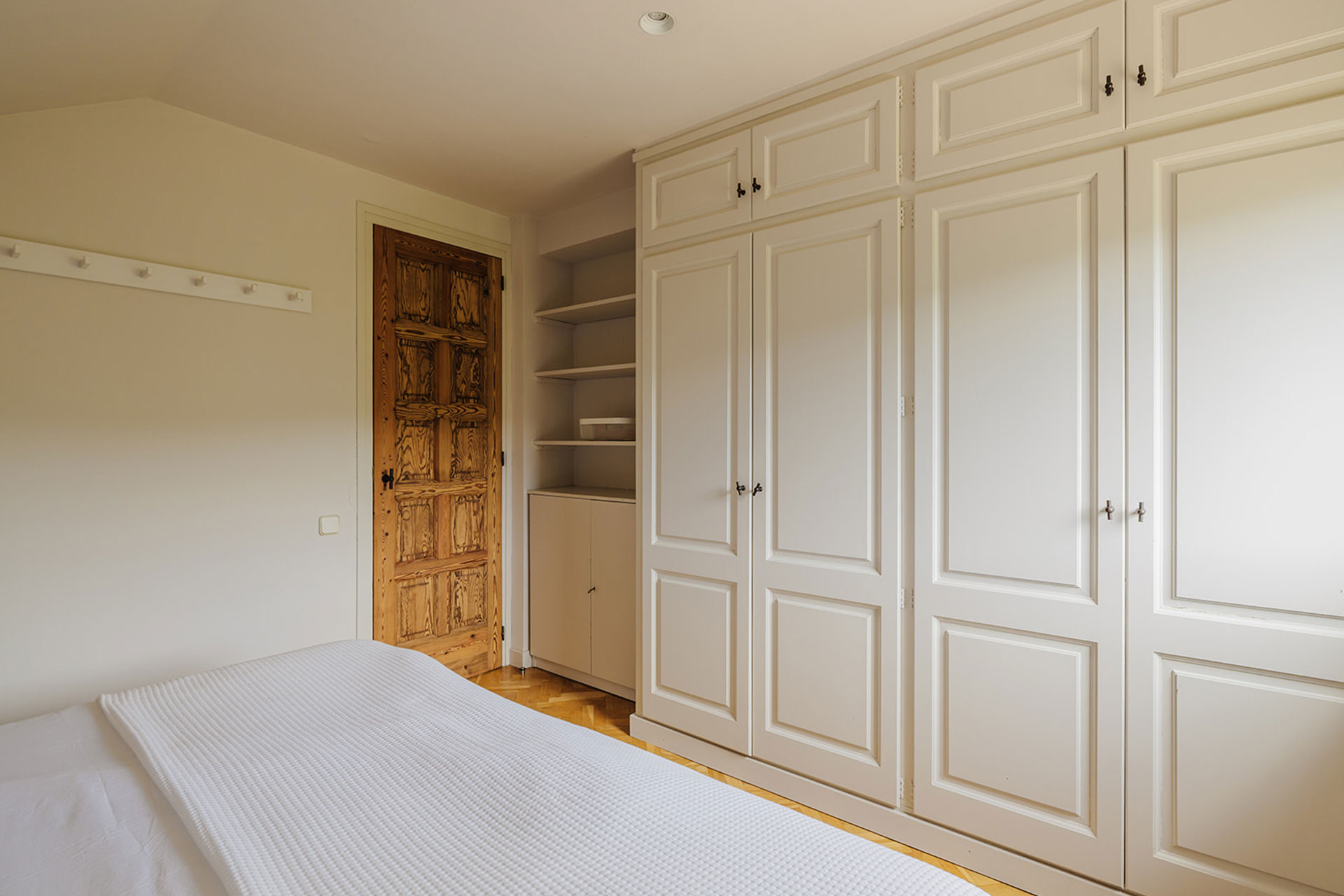 puig-castellar_country-house_catalonia-spain_interior-bedroom-space.jpg
